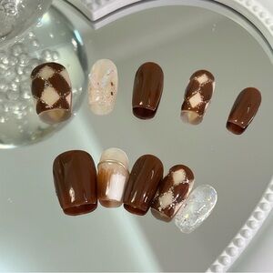 Press-on nails brown checker